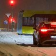 Det glatte føre kan ramme bustrafikken. Sådan her så det ud i Højbjerg i det sydlige Aarhus i mandags, hvor en bus var skredet ud. Foto: Presse-fotos.dk