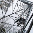 Der graves fiber ned og kravles i master for at stå sig bedst i konkurrencen om at levere det bedste internet og tv til kunderne.
