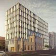 Ceres Plaza i Ceres-krydset vil, når det er færdigbygget, få den gamle facade fra bryggeriets generatorhus integreret som en del af murværket mod Silkeborgvej. Visualisering: Enggaard A/S