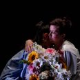 Lærke Schjærff Engelbrecht spiller i de næsten 65 minutter, forestillingen varer, sygeplejersken Flora, der bliver presset fra alle leder og kanter på en skæbnesvanger weekendvagt. Foto: Teater Katapult