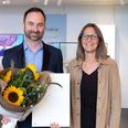Kollegaer, familie og venner var samlet, da dekan Anne-Mette Hvas overrakte prisen, som hvert år tildeles en yngre forsker, der udmærker sig ved enestående kreativitet, produktivitet og potentiale til at blive internationalt førende inden for sit forskningsfelt. - Foto: Foto: Simon Fischel, Det Sundhedsvidenskabelige Fakultet.