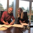 Torben Dreier og Anne Thorø underskriver hendes ansættelseskontrakt. Hun begynder i første omgang som udviklingschef i FO-Aarhus til februar. Planen er at hun skal overtage hans lederstilling om to år.