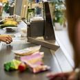 Både børnefamilier, studerende og pensionister kan se frem til lidt ekstra penge i madbudgettet, når der ifølge en ny politisk aftale udbetales kontante beløb inden sommerferien. (Arkivfoto). - Foto: Signe Goldmann/Ritzau Scanpix