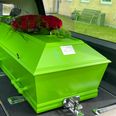 Simon Andersen blev begravet i en kiste i samme farve som hans Kawasaki-motorcykel. Foto: jr