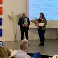 Direktør Søren Christian Kjær og Kontorchef Anna Kjær modtog anerkendelsen i et bragende bifald fra forsamlingen i salen. Foto: Business Djursland