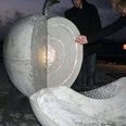 Ebeltoft er "æblets by" - den 1.5 ton tunge æbleskulptur med tilhørende "æblebåd" lyser op foran Glasmuseet ved hjælp af sine 827 iboende lysledere