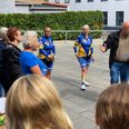 En veloplagt Frank 'Megabody' holdt tale for de to gæve cyklister, som samler penge ind til skolemad i fattige Burkina Faso i Afrika. Foto: Wulff