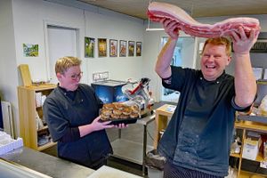 I Kolind har slagtermesterparret Lone Hald og Jan Thomsen trodset butiksdød omkring dem og skabt en succes med Kolind Slagteren.