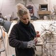 Maria Rubinke arbejder med sit nye værk. Foto: Molly Grønberg