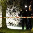 Betjente leder efter spor i forbindelse med stor politiaktion i det nordlige Aarhus. Foto: presse-fotos.dk