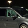 Bil, der har fået smadret ruden på Skanderborg Station en lørdag i juni. Arkivfoto: Presse-fotos.dk