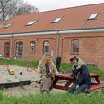 Bygningen 'Kedlen' er stedet, hvor dampkedlen arbejdede, da mosebruget stadig var aktivt. Nu er bygningen en væsentlig del af det samlede koncept, som blandt andre Ikki Lyng Knudsen og Daniel Skjødt gennem MiN Landbyklynge vil forme til områdets nye samlingspunkt. Arkivfoto: Simon Carlson