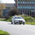 Det er blandt andet beskyttelsesrummet bag den hvide bil, som bliver gravet op for at sikre en bedre trafikafvikling. Foto: Vejdirektoratet