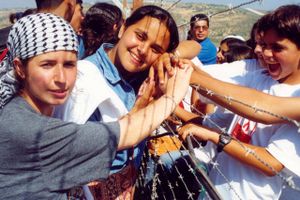 Palæstinensiske piger bliver venner på tværs af flygtningelejre, og man kan lære at brodere på Palæstina Film Festival.