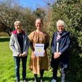 Billedet i haven udenfor lokalerne på Herredsvej, med Kirsten Heide, og th. Astrid Krog, tv. Brita Hørmann - begge fra Dagmars kilde i Hinnerup. Pressefoto