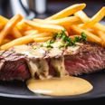 Mange får nok spist lidt mere, end de havde tænkt sig, på restaurant Bøf Bearnaise. Genrefoto: Adobe Stock (genereret med AI).