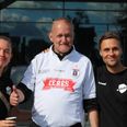 Der er fodbold og fællesskab på programmet, når AGF og OMBOLD spiller fodbold for udsatte aarhusianere. Foto: OMBOLD