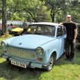 Lars Christensen med sin Trabant fra 1983, som han har brugt mere end to år på at renovere. Den har personlighed og kræver, at man kender den, for at den kan køres rigtigt. Fotos: Jens Overgaard