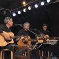 Kanstrup, Gleerup og Thomsen (set fra venstre) kan til den ægte singer-songwriter tradition. Trioen kan høres i Vistoft Kirke onsdag 25. juni.