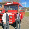 Denne flotte røde veteranbus fra Djursland for fuld Damp kan også få blodet til at rulle lifligt hos den 85-årige fødselar fra Allingåbro. Foto: John Pedersen