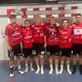 Fra venstre er Gustav Østergaard, Emil Laursen, Mikkel Helle Johnsen, Marius Rasmussen, Tobias Lykkeskov, Anders Svarrer og Sebastian Frandsen klar til at kæmpe for Norddjurs Håndbold. Den sidste nye spiller Jacob Larsen kom ikke med på billedet. Foto: Norddjurs Håndbold
