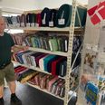 Butiksejer Flemming Hansen, med bopæl i Feldballe, oplevede for nylig køkaos på Hovedgaden i Rønde og blev bekymret for, om ambulancer og brandbiler kan blive forsinket, når hvert sekund tæller. Syddjurs Kommune erkender, at et midlertidigt signalanlæg var årsag til problemet. Anlægget blev fjernet samme dag, og kommunen understreger, at beredskabets fremkommelighed – også til og fra Feldballe – er et helt centralt hensyn i planlægningen af Hovedgaden og de kommende trafikløsninger. Foto: Lars Norman Thomsen