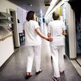 Hvidovre Hospital. Birthe og sygeplejeske på gangen.