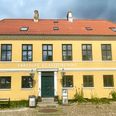 I 1840 opførte man det fine gule Tinghuset med plads til seks arrestanter. Thylkjær blev byens sidste Arrestforvarer. Arresten blev nedlagt i 1938 og omdannet til Politistation. I dag fungerer huset som kunstudstilling. Foto: Anne Frank Henriksen
