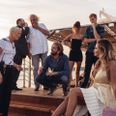 Vicki Berlin (yderste til venstre) spiller i filmen "Triangle of Sadness", der herhjemme har premiere til efteråret, overfor store stjerner som blandt andre Bradley Cooper og Woody Harrelson. Pressefoto: Tobias Henriksson/ SF Studios