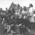 Engelske tropper ankommer til Skanderborg i maj 1945, og børn og unge er kravlet op på køretøjet. Fotograf ukendt.