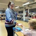 Eleverne i 1. klasse på Søndervangskolen i Hammel får udleveret en corona-hjemmetest til at tage med hjem. Foto: CSJ