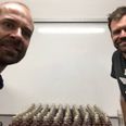 Når man lige har færdigproduceret de første 100 flasker tonic, så er det tid til en selfie: Jesper Hother (tv) og Peter W. Astrup.