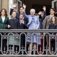 Her ses dronning Margrethe på sin 83 års fødselsdag sidste år på balkonen med sine børnebørn, mens gæster på Amalienborg Slotsplads flagede og fejrede hende. (Arkivfoto). - Foto: Mads Claus Rasmussen/Ritzau Scanpix