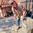 llse Iversen er sammen med sin mand frivillig ved Vejviserstenlauget i Syddjurs. De mangler medlemmer, og imens de efterlyser dem, efterlyser de også viden om netop denne sten, der står ved Det gamle rådhus i Ebeltoft. Ved du noget? Alle fotos. Anne Frank Henriksen