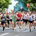 Knap 11.000 løbere deltog i Aarhus City Halvmarathon. Hurtigste løber i mål blev Jacob Sommer Simonsen (forrest i hvid trøje til højre) efter én time, seks minutter og 38 sekunder. Foto: Ernst van Norde/Ritzau Scanpix