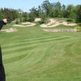 Direktør og medinvestor Flemming Vennekilde er vild med udsigten på dette par-3 hul på Lyngbygaard Golf Center.