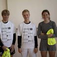 Fra v: Christian, Søren og Freja med førertrøjerne. Freja