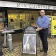 "Folk her på torvet er skide søde, og vi vil ikke give efter overfor de sataner. Så derfor fortsætter vi," siger Finn Mogensen. Foto: Rudersdal Avis