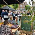 Grenaa Vinfestival kom mere end godt fra start. Flere end 700 havde købt et vinglas og kunne frit smage på flere hundrede vine. Foto: Karol Fuks/Handel Grenaa
