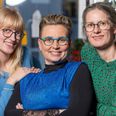 Line Ebbestrup i midten flankeret af assistent Diana Petersen (th.) og optikerelev Maria Josiasen. Sidstnævnte skal snart tilbage på skolebænken og færdiggøre sin uddannelse, men kunderne kan se frem til et snarligt gensyn. Maria Josiasen er således bleve fastansat i Den blå Brille fra 1. marts 2025. Foto: Den Blå Brille