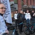 Kenneth Krogh (i midten med jakke) fra Team Rotarys styregruppe var tilbage i 2014 med til at donere nye cykler til Hammel Cykleklub. Nu er der igen mulighed for at ansøge om støtte. Arkivfoto: Kian Johansen