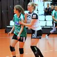 Mathilde Storgaard i hvidt, afløser Sidsel Mejlvang i grønt på stregen i Skanderborg. Arkivfoto: Ole Nielsen