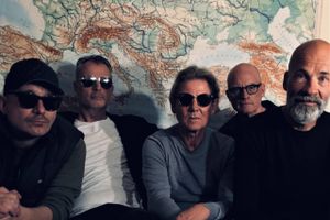 Den roste aarhusianske gruppe, De Må Være Belgiere, deler scene med  No Knox ved Aarhus-koncert.