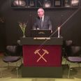 Overmester Peter Kjeldsen byder velkommen og forsikrer de fremmødte om, at der er mere næstekærlighed og netværk end mystik og fordomme i Broderlogen nr. 96 Hasnæs. Foto: Anne Frank Henriksen