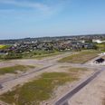 Her på Hvedebakken skal der bygges syv udstillingshuse, der kan ses fra påsken 2024 til januar 2025. Foto: Favrskov Kommune