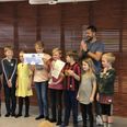 Kommunikationsmedarbejder Jonas fra Favrskov Forsyning kom med prisen til eleverne på Tungelundskolen i Thorsø. Privatfoto