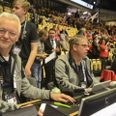Poul-Erik Jensen er klar til at styre musikken i Boxen i Herning, mens Claus Kroer Nielsen tager sig af informationerne til publikum i hallen.