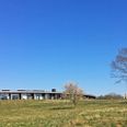 Det øjeblikkelige fine forårsvejr har heldigvis muliggjort, at patienterne på Hospice Djursland kan have besøgende på terrasserne, og så kan besøgstiden forlænges til lidt mere end det kvarter, som reglerne forskriver i øjeblikket for at minimere risikoen for corona-smitte.