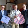 Fra venstre ses næstformand i Dansk Industri i Randers og Norddjurs, Palle Martin, direktør i Bioman i Grenaa, Henrik Vestergaard Laursen, og borgmester Kasper Bjerregaard, Norddjurs Kommune. Foto: Søren Andersen