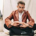 "Hvis jeg skal pege på et moment, hvor tingene tog en drejning, så var det, da jeg som 13-årig spillede på en café, og en kvinde kom op og sagde, at hun kendte en musikproducer. Der fik jeg en lille fod ind i musikbranchen," siger Nicklas Sahl. Pressefoto